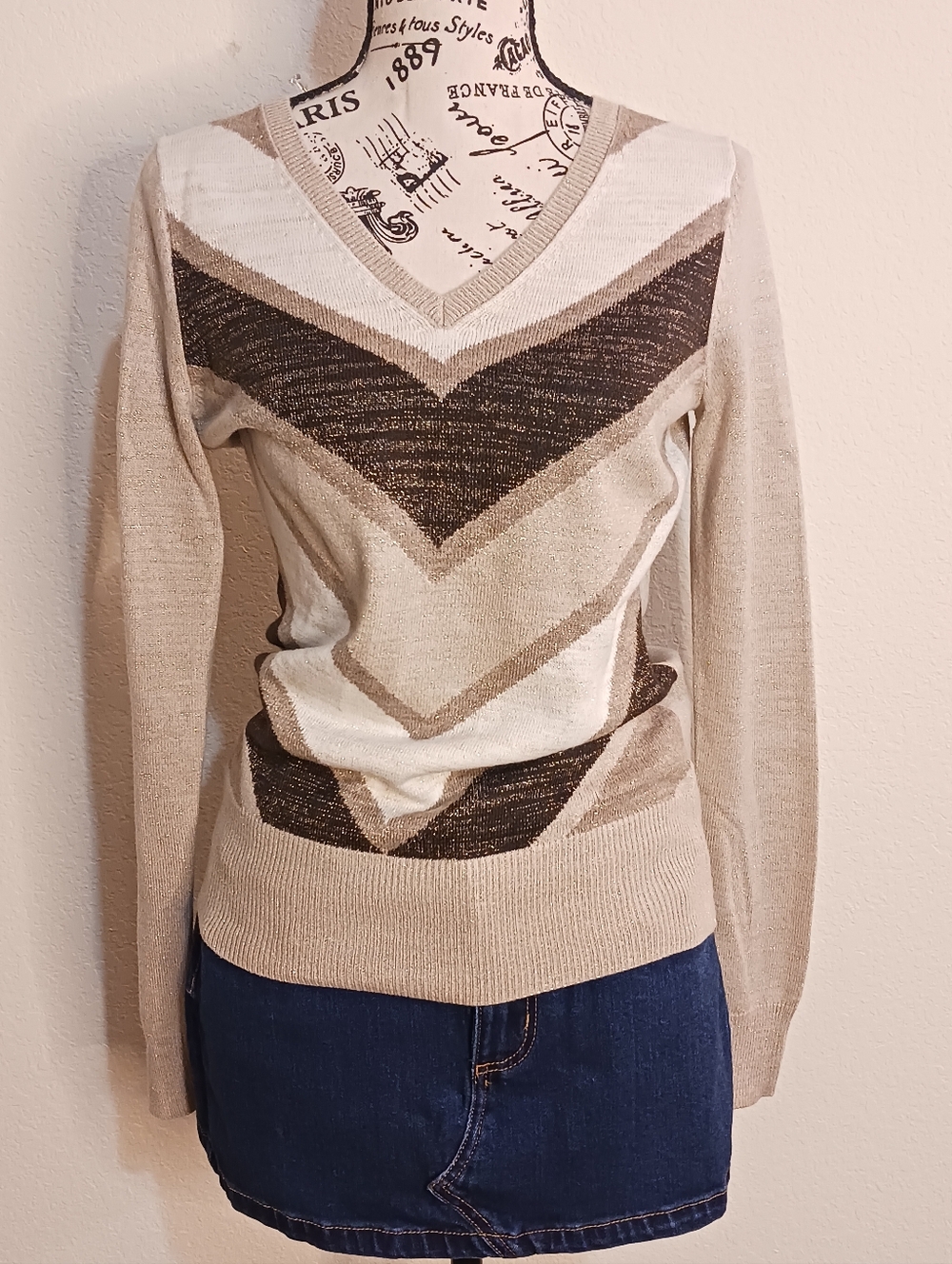 New York & Company Beige and Brown V-Neck Chevron Sweater - Picture 4 of 7